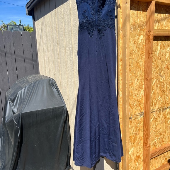 Elegant Navy Blue Lace Gown - Picture 5 of 8